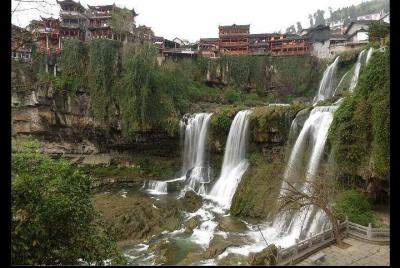 Traslado privado desde Zhangjiajie a Fenghuang y paradas en el casco antiguo de Furong Traslado privado desde Zhangjiajie a Fenghuang y paradas en el casco antiguo de Furong