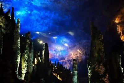 Excursión privada de 1 día a la cueva de Jiutian y visita al monumento al mariscal Helong Excursión privada de 1 día a la cueva de Jiutian y visita al monumento al mariscal Helong