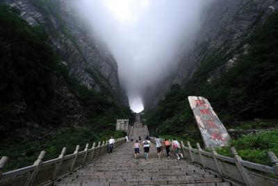 Excursión privada al espectáculo de la noche de hadas del monte Tianmen y el zorro Tianmen Excursión privada al espectáculo de la noche de hadas del monte Tianmen y el zorro Tianmen