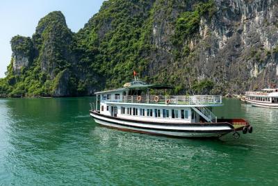 Excursión de un día a la bahía de Halong desde Hanoi: kayak, cueva sorpresa, isla Titop y almuerzo