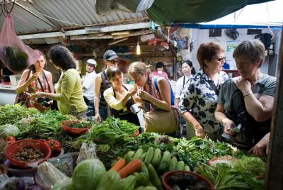 Excursión de 1,5 horas al mercado largo de Hanoi Chau con almuerzo
