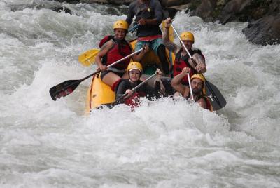 Rafting en aguas bravas Clase 4 con almuerzo - Arenal Tours