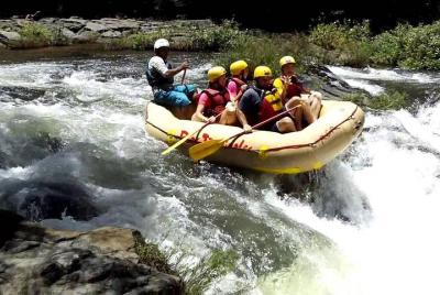 Clase de rafting en aguas bravas clase III y IV en el río Tenorio desde Playa Flamingo Clase de rafting en aguas bravas clase III y IV en el río Tenorio desde Playa Flamingo