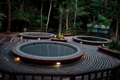 Aventura de un día: aguas termales naturales con barro, paseo a caballo y excursión por las copas de los árboles Aventura de un día: aguas termales naturales con barro, paseo a caballo y excursión por las copas de los árboles