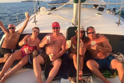 Excursión en catamarán al atardecer con barra libre desde Playa Hermosa-Coco