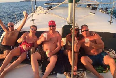 Paseo en catamarán al atardecer con barra libre en la playa Flamingo Paseo en catamarán al atardecer con barra libre en la playa Flamingo