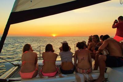 Catamarán privado al atardecer tropical Catamarán privado al atardecer tropical