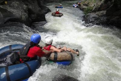Excursión combinada de tubing en el cañón del río, recorrido por el dosel arbóreo, paseo a caballo y aguas termales desde Playa Hermosa Excursión combinada de tubing en el cañón del río, recorrido por el dosel arbóreo, paseo a caballo y aguas termales desde Playa Hermosa