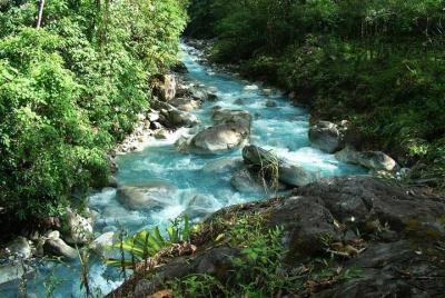 Aventura en Cascadas de Blue Volcanic River y baño de barro en Hot Springs en el Rincón de la Vieja desde Playa del Coco