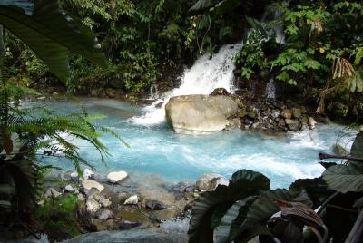 Aventura en las cascadas del río azul volcánico y baño de barro en las aguas termales en el Rincón de la Vieja desde La Cruz