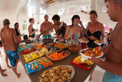 Catamarán de vela y snorkel desde Playa Hermosa