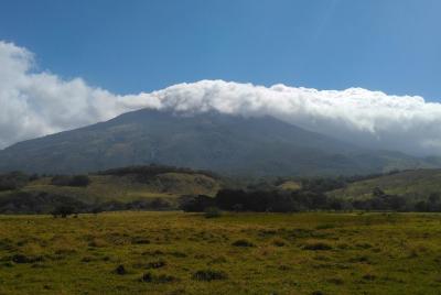 Volcán Crater Tour y Cascadas