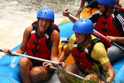 Rafting en aguas bravas clase III-IV