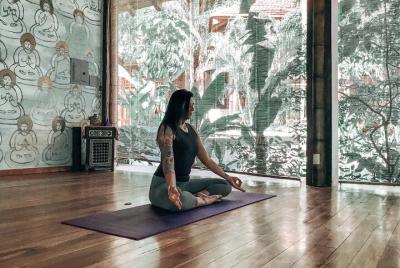 ¡Toma una clase privada de yoga en el paraíso!