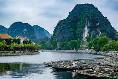 Excursión de un día a Ninh Binh: excursión de un día a Hoa Lu Tam Coc + ciclismo, navegación, turismo