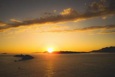 Tour en grupo: crucero al atardecer en catamarán de la hora dorad