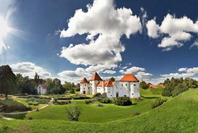 Castillo de Trakoscan y ciudad de Varazdin Excursión de un día desde los lagos de Plitvice con traslado a Zagreb Castillo de Trakoscan y ciudad de Varazdin Excursión de un día desde los lagos de Plitvice con traslado a Zagreb
