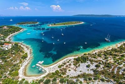 Explora Blue Lagoon y más en lancha rápida desde Trogir