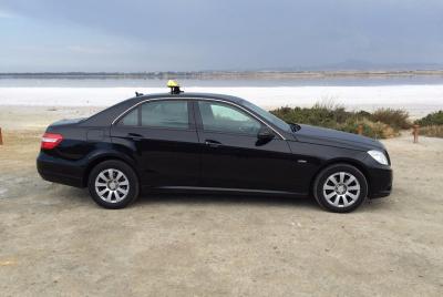 Traslado privado desde Larnaca al aeropuerto internacional de Larnaca con taxi