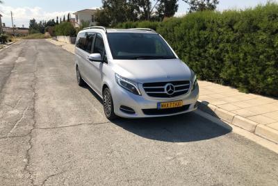 Traslado privado desde Nicosia al aeropuerto de Larnaca en taxi de 6 plazas