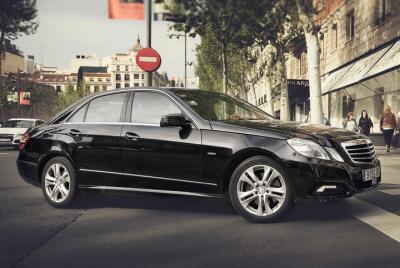 Traslado privado de llegada desde el aeropuerto de Múnich a la ciudad de Múnich en automóvil de negocios
