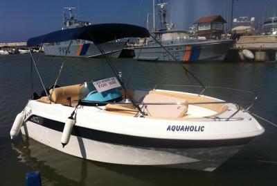Alquiler de barco de lujo de 70HP sin conductor en Latchi 146 € por barco