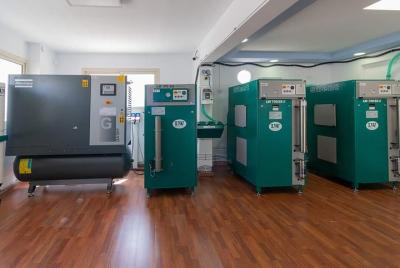 El tanque de buceo se llena con aire, Nitrox y Trimix (200 Bar / 300 Bar)