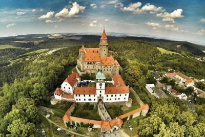 Fairytale Bouzov Castle y Javoricko Caves Excursión de senderismo desde Praga Fairytale Bouzov Castle y Javoricko Caves Excursión de senderismo desde Praga