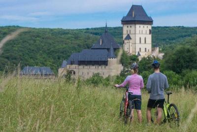 Excursión en bicicleta por el pequeño pueblo de Karlstejn y visita a la microcervecería desde Praga