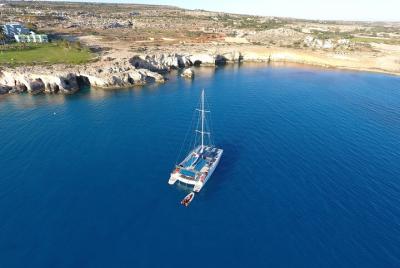 Crucero al atardecer en catamarán para adultos desde Protaras