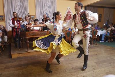 Noche de folklore checo con bebidas ilimitadas