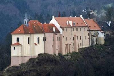 Excursión privada de un día desde Praga: Palacio Nizbor y Krivoklat Castle y Lany Racing Car Museum, incluido el almuerzo