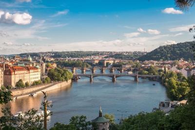 Recorrido de día completo a pie por la ciudad de Praga y visita a la Torre de Petrin