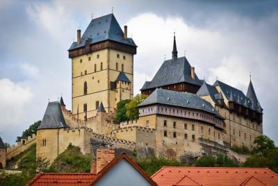 Excursión al castillo de Karlstejn y a la fábrica de vidrio con almuerzo de degustación de tres platos