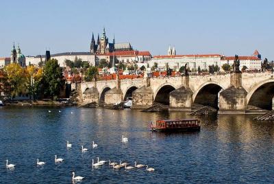 Excursión a pie privada de medio día por Praga, incluyendo crucero por el río