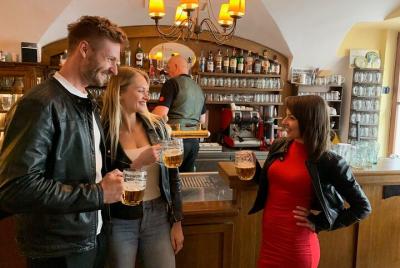Tour histórico de pubs de Praga con bebidas incluidas
