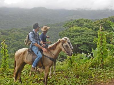 Montar a caballo en las montañas de Paraiso