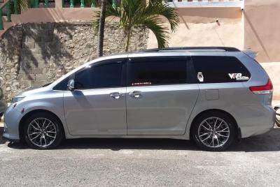 Servicio de taxi y traslado al aeropuerto.