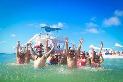 Crucero de fiesta en la costa de Punta Cana con tobogán de agua y barra libre.
