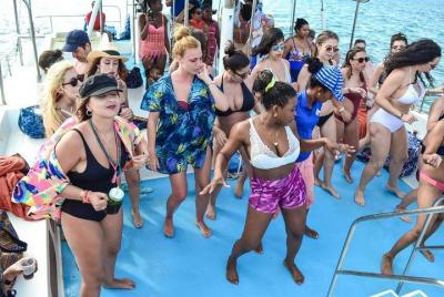 Fiesta en barco o catamarán (medio día) + snorkel