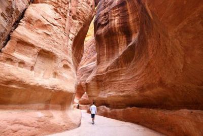 Tour privado de 2 días a Petra y Wadi Rum Mar Muerto y Betania Tour privado de 2 días a Petra y Wadi Rum Mar Muerto y Betania