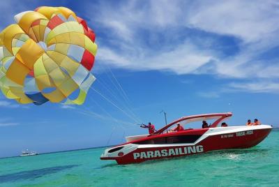 Aventura privada de parasailing en Punta Cana con Pick Up