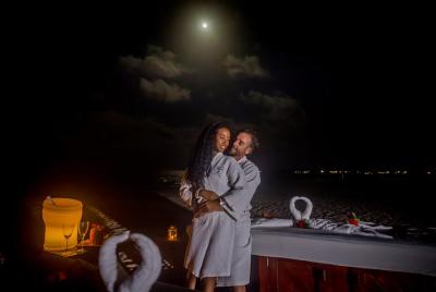 Romántico masaje en la playa de Punta Cana bajo la luz de luna para dos personas