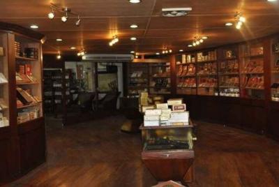 Tour de compras (fábrica de cigarros y chocolate, souvenirs, ron, café)