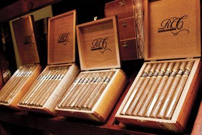 Tour de compras (fábrica de cigarros y chocolate, souvenirs, ron, café)