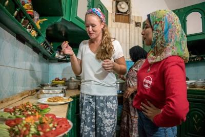 Comida casera tradicional de Nubian cocinada de Asuán con una fam