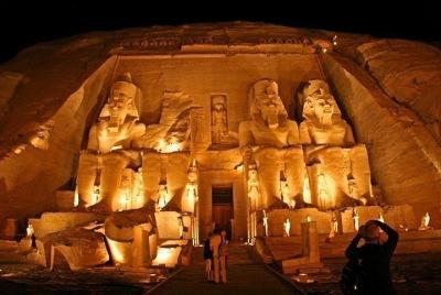Espectáculo de luz y sonido en el templo de Philae en Asuán Espectáculo de luz y sonido en el templo de Philae en Asuán