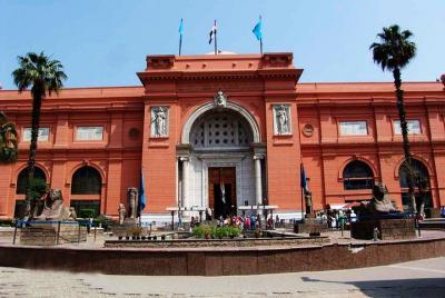 Historia antigua en Khan Al Khalili, pirámides y museo egipcio