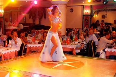 Cairo en la noche Cena crucero por el río Nilo en el río Nilo