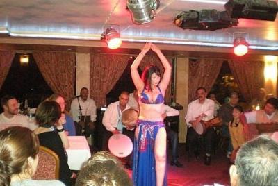 Cena con espectáculo durante un crucero por el río Nilo